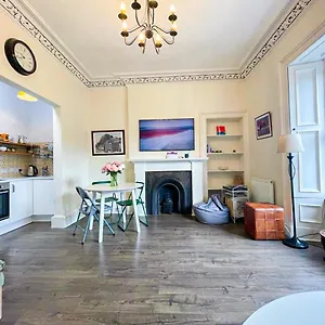 Open Plan 2 Bed Apt, Near Castle Appartement