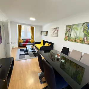  Appartement 3 Bedrooms 3 Bathrooms Spacious House, Reception, Kitchen, Garden, Parking Royaume-Uni
